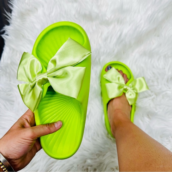 Lime flora bow slide - Picture 2 of 5